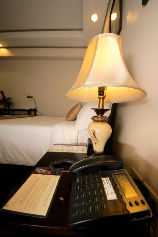 Casa Pura Inn And Suites Кесон Сити Екстериор снимка