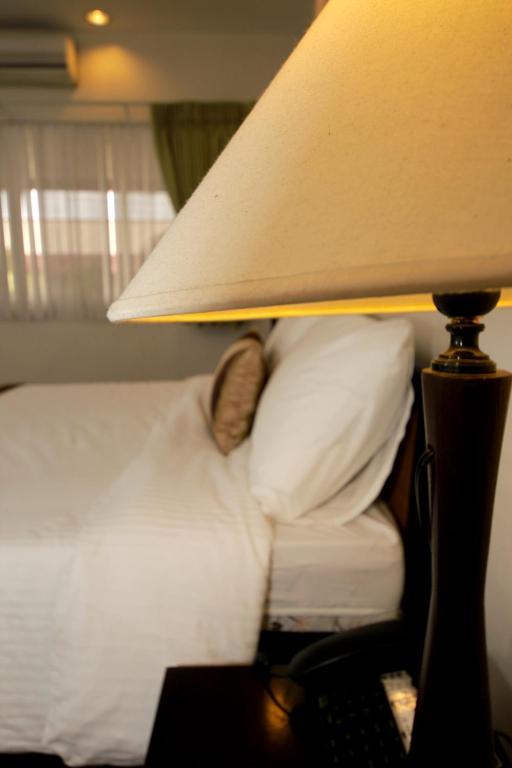 Casa Pura Inn And Suites Кесон Сити Екстериор снимка