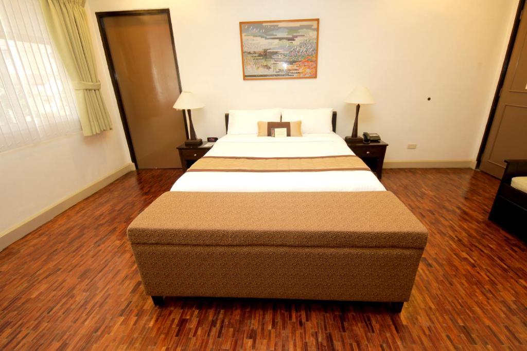 Casa Pura Inn And Suites Кесон Сити Екстериор снимка