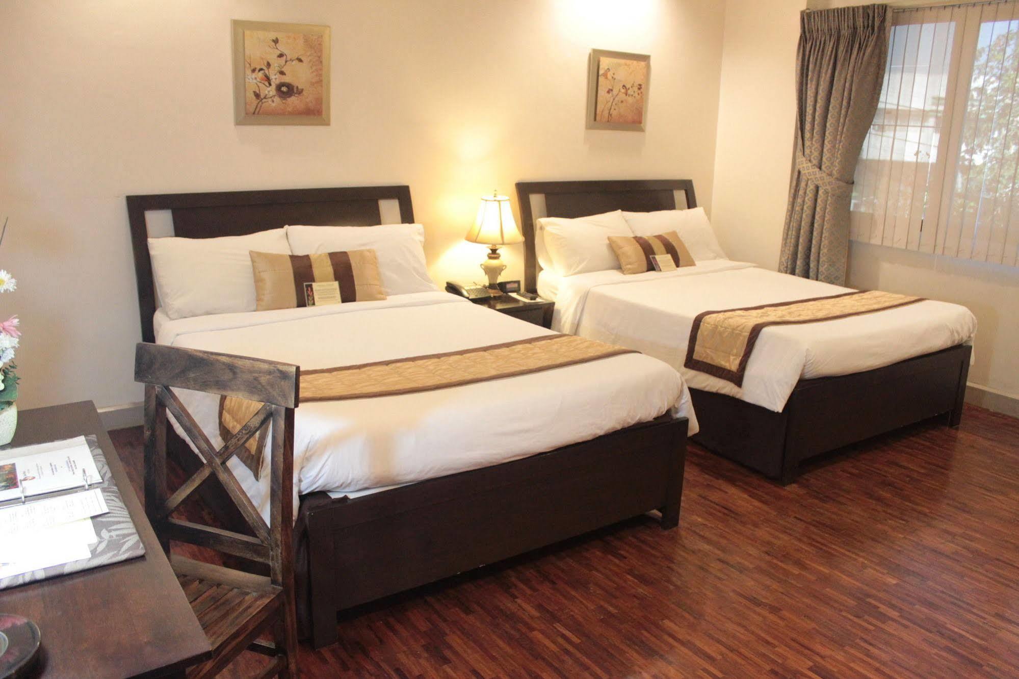 Casa Pura Inn And Suites Кесон Сити Екстериор снимка