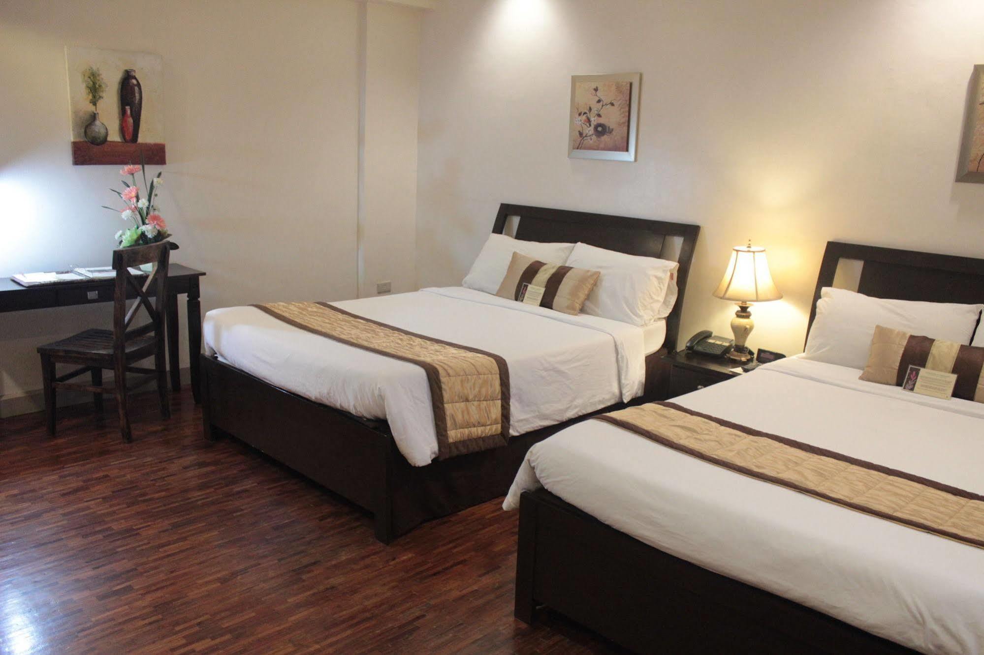 Casa Pura Inn And Suites Кесон Сити Екстериор снимка