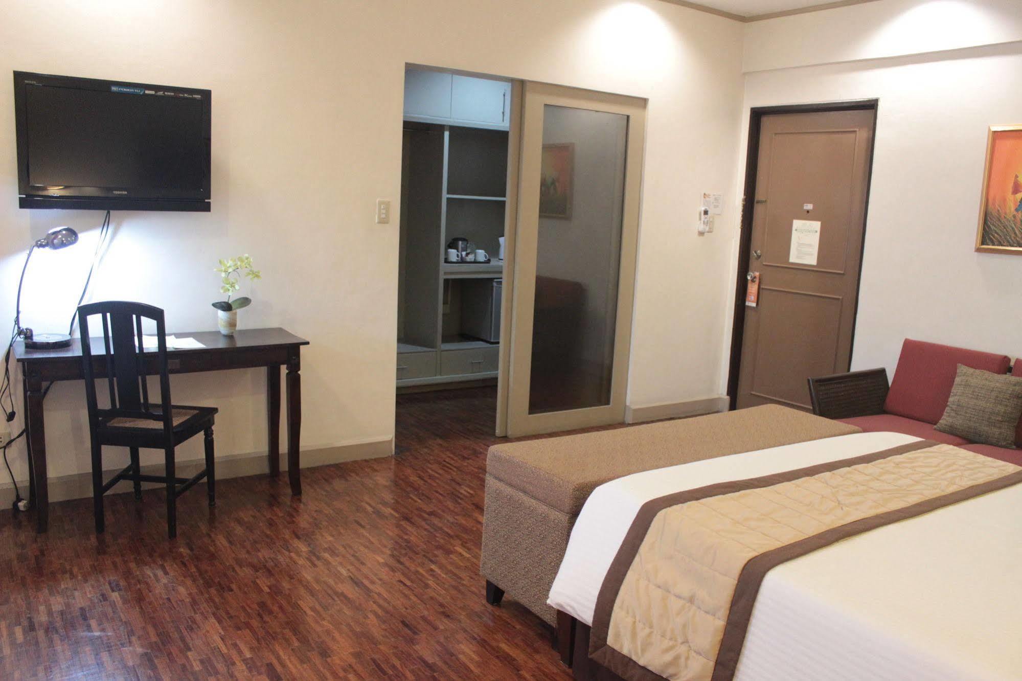 Casa Pura Inn And Suites Кесон Сити Екстериор снимка