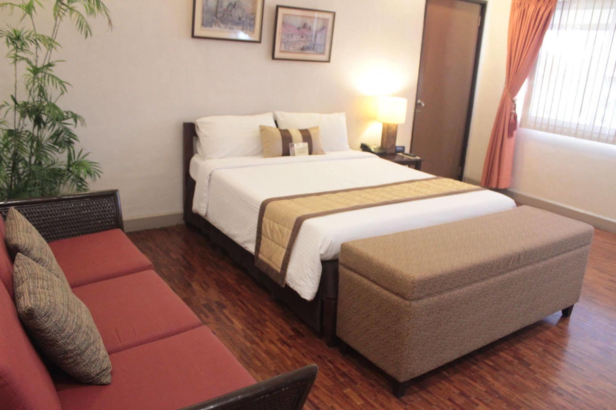 Casa Pura Inn And Suites Кесон Сити Екстериор снимка