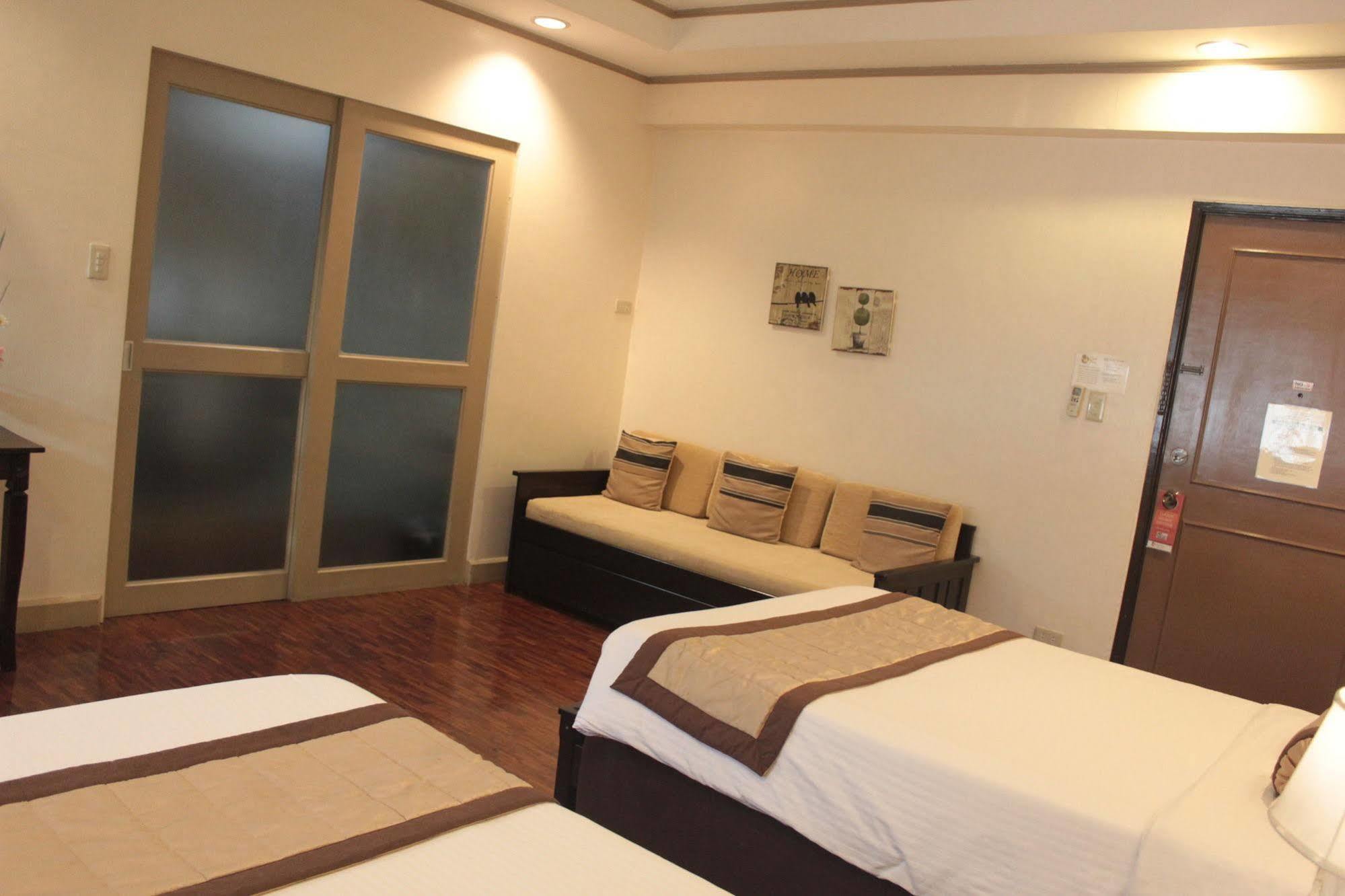 Casa Pura Inn And Suites Кесон Сити Екстериор снимка