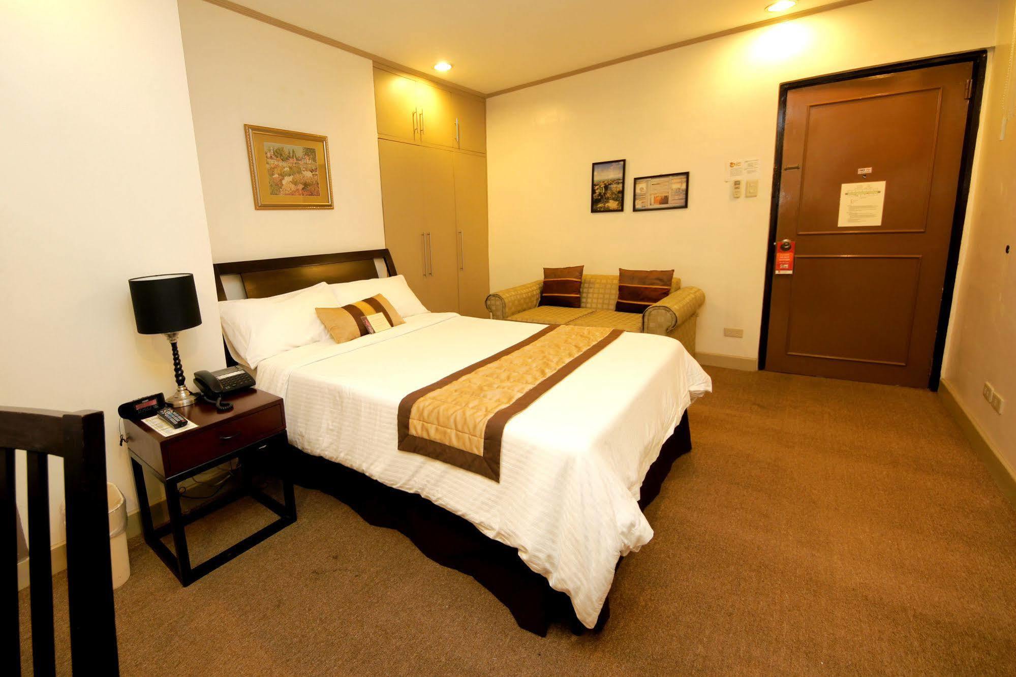 Casa Pura Inn And Suites Кесон Сити Екстериор снимка