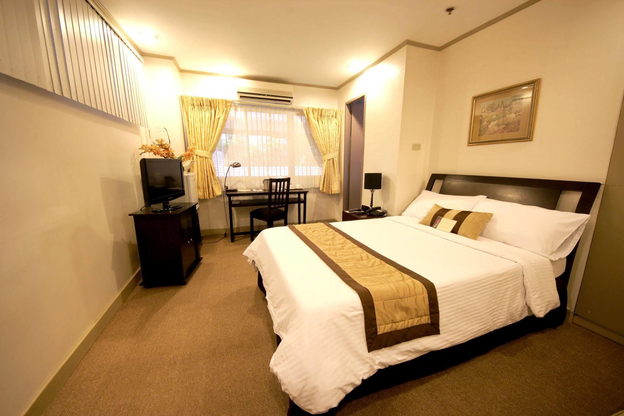 Casa Pura Inn And Suites Кесон Сити Екстериор снимка