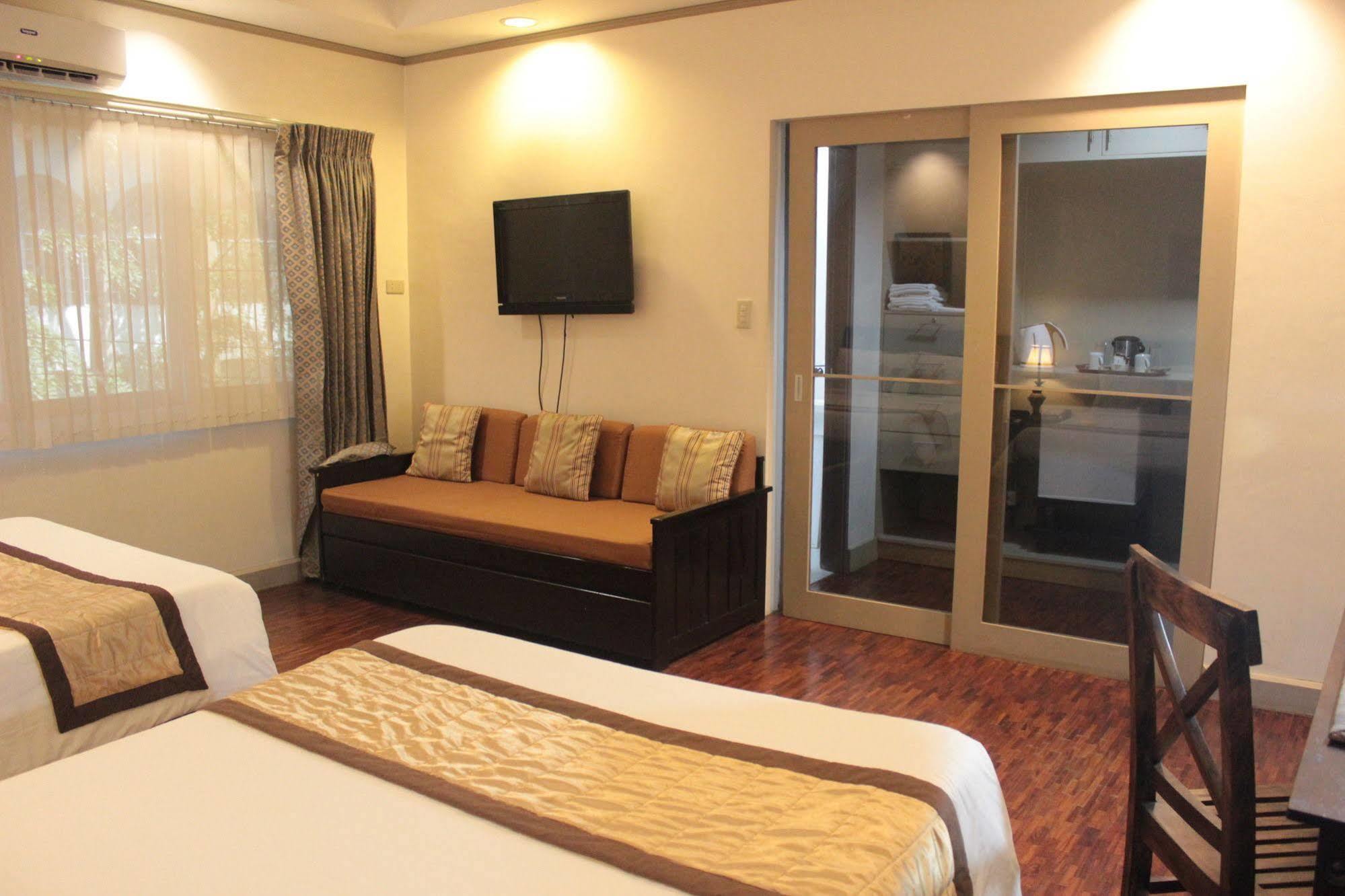 Casa Pura Inn And Suites Кесон Сити Екстериор снимка