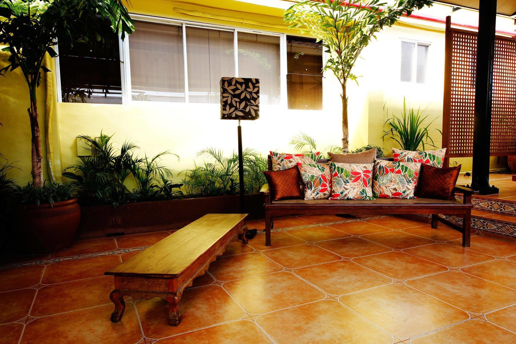 Casa Pura Inn And Suites Кесон Сити Екстериор снимка
